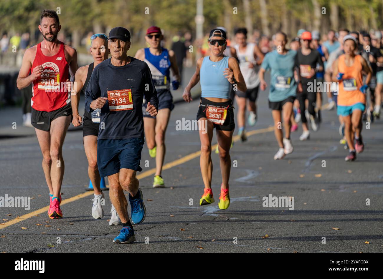 Läufer beim Royal Victoria Marathon auf der Dallas Road in Ross Bay in Victoria, British Columbia, Kanada am 13. Oktober 2024. Stockfoto