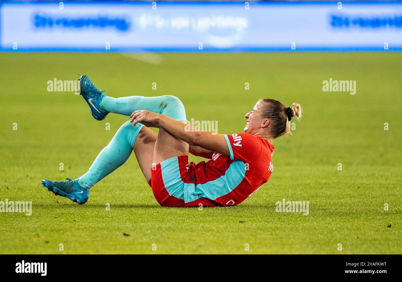 12. Oktober 2024 San Jose, CA USA: Kansas City Verteidiger Hailie Mace (4) Sitze auf dem Boden schmerzten während des NWSL-Spiels zwischen Kansas City Current und Bay FC. Kansas Beat Bay FC 1-0 im Pay PAL Park San Jose Kalifornien Thurman James/CSM (Bild: © Thurman James/Cal Sport Media) Stockfoto