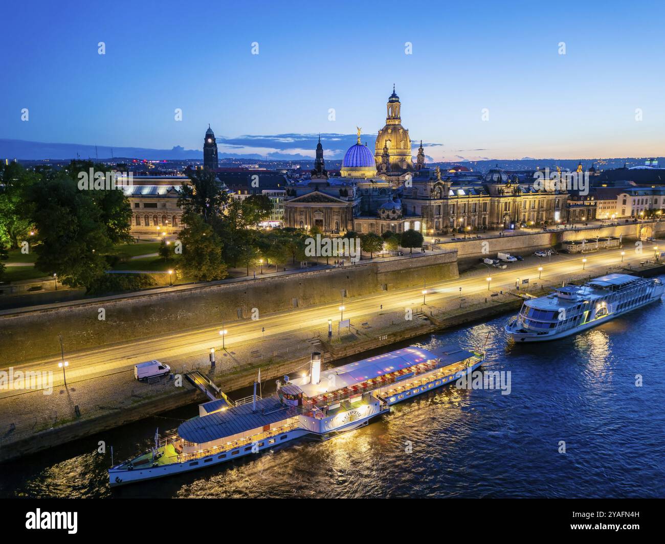 Historische Altstadt an der Elbe mit Brühls Terrasse und Elbdampfer Leipzig, Dresden Luftaufnahme, Dresden, Sachsen, Deutschland, Europa Stockfoto
