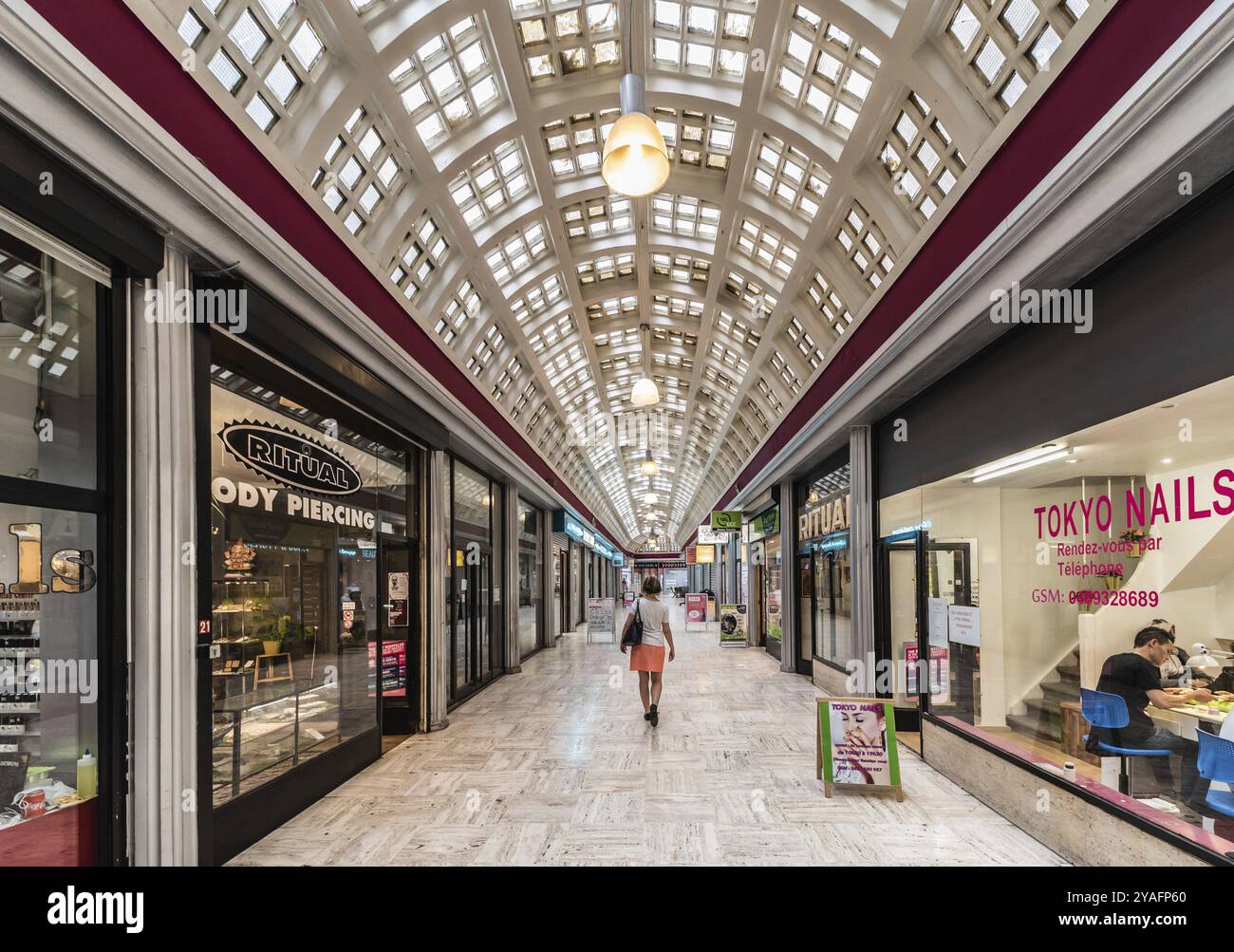 Brüssel Altstadt, Belgien, 07 18 2019 - Innere Arkaden der Galerie du Centre, eine alte zentrale Galerie, Europa Stockfoto