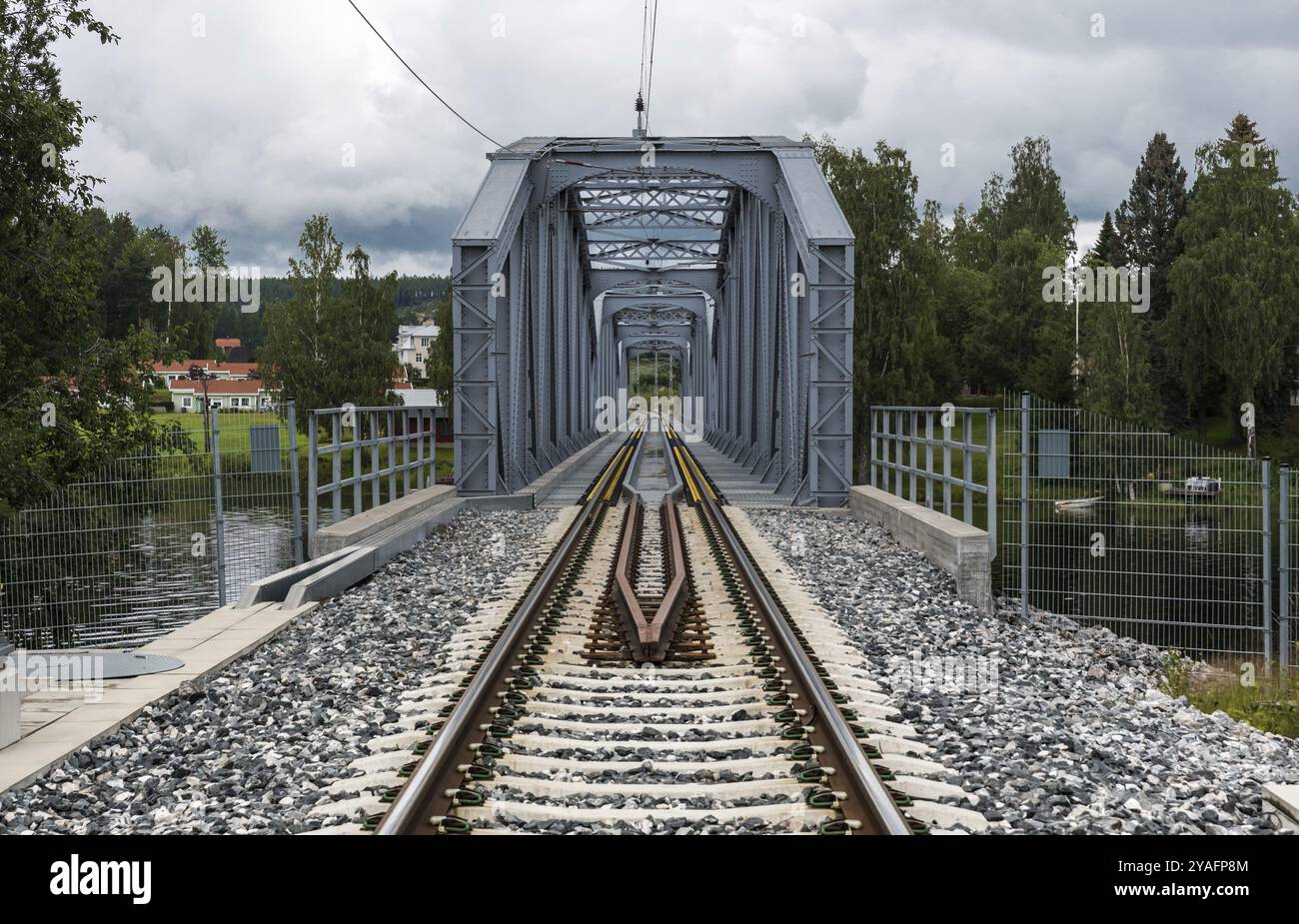 Segersta, Gemeinde Bollnas Schweden, 08 03 2019: Gerade einteilige Eisenbahnstrecken durch die schwedische Landschaft Stockfoto