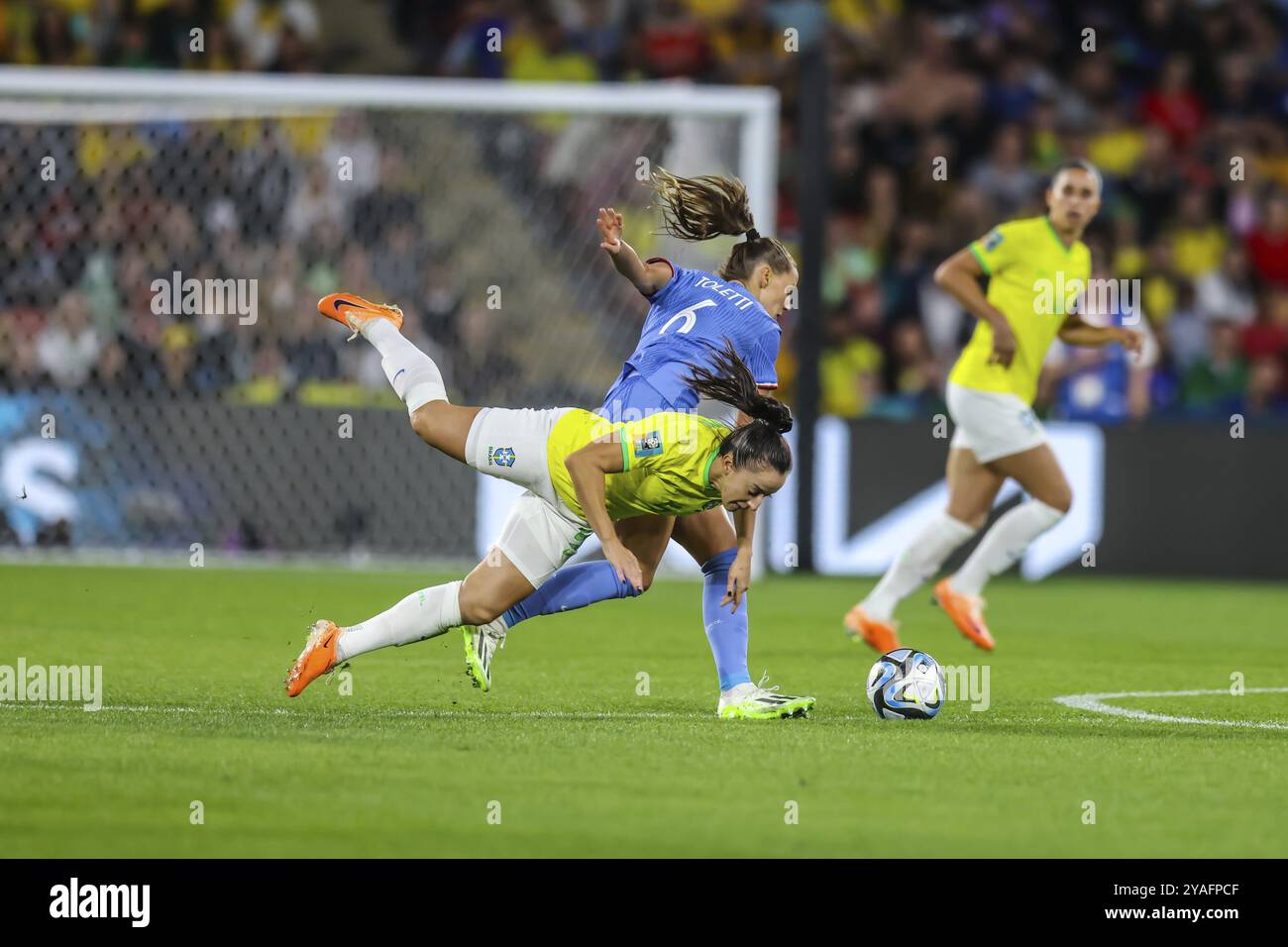 BRISBANE, AUSTRALIEN, 29. JULI: LUANA aus Brasilien und Sandie Toletti aus Frankreich spielen bei der FIFA Frauen-Weltmeisterschaft Australien Neu gegen Frankreich Stockfoto