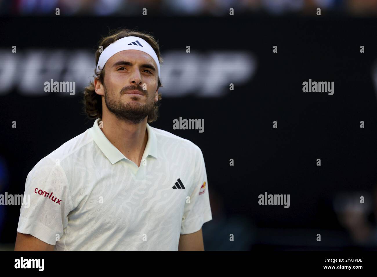 MELBOURNE, AUSTRALIEN, 11. JANUAR: Stefanos Tsitsipas aus Griechenland spielt gegen Novak Djokovic aus Serbien während eines Benefizspiels vor der Austral 2024 Stockfoto