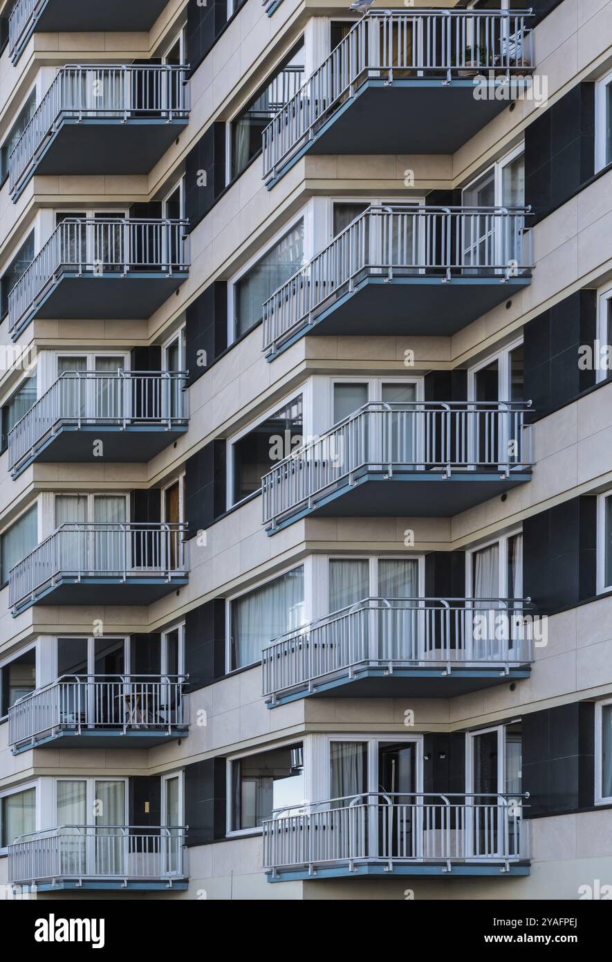Ostend, Westflandern, Belgien 10 26 2019 Abstrakte Ansicht der Muster von Fenstern und Balkonen eines typischen Wohnblocks mit zweiter Residenz Stockfoto Ostend, Westflandern, Belgien 10 26 2019 Abstrakte Ansicht der Muster von Fenstern und Balkonen eines typischen Wohnblocks mit zweiter Residenz Stockfoto
