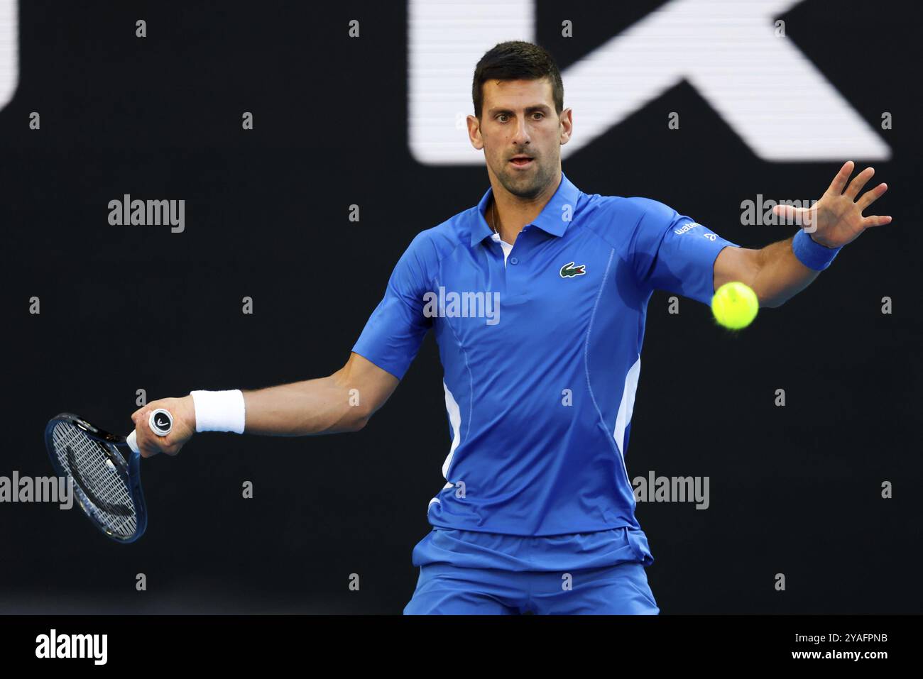 MELBOURNE, AUSTRALIEN, 11. JANUAR: Novak Djokovic aus Serbien spielt bei einem Benefizspiel vor den Australian Open 2024 gegen Stefanos Tsitsipas aus Griechenland Stockfoto