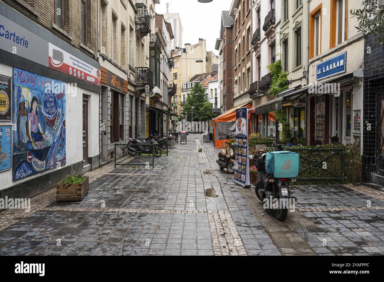 Ixelles, Brüssel-Hauptstadt-Region, Belgien, 06 05 2022 - die Rue Longe Vie, eine autofreie Straße mit afrikanischen Restaurants, Europa Stockfoto