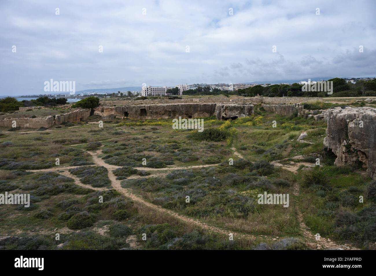 Blick auf die grünen Hügel und Ruinen der historischen Stätte der Gräber der Könige, Paphos, Zypern, Europa Stockfoto