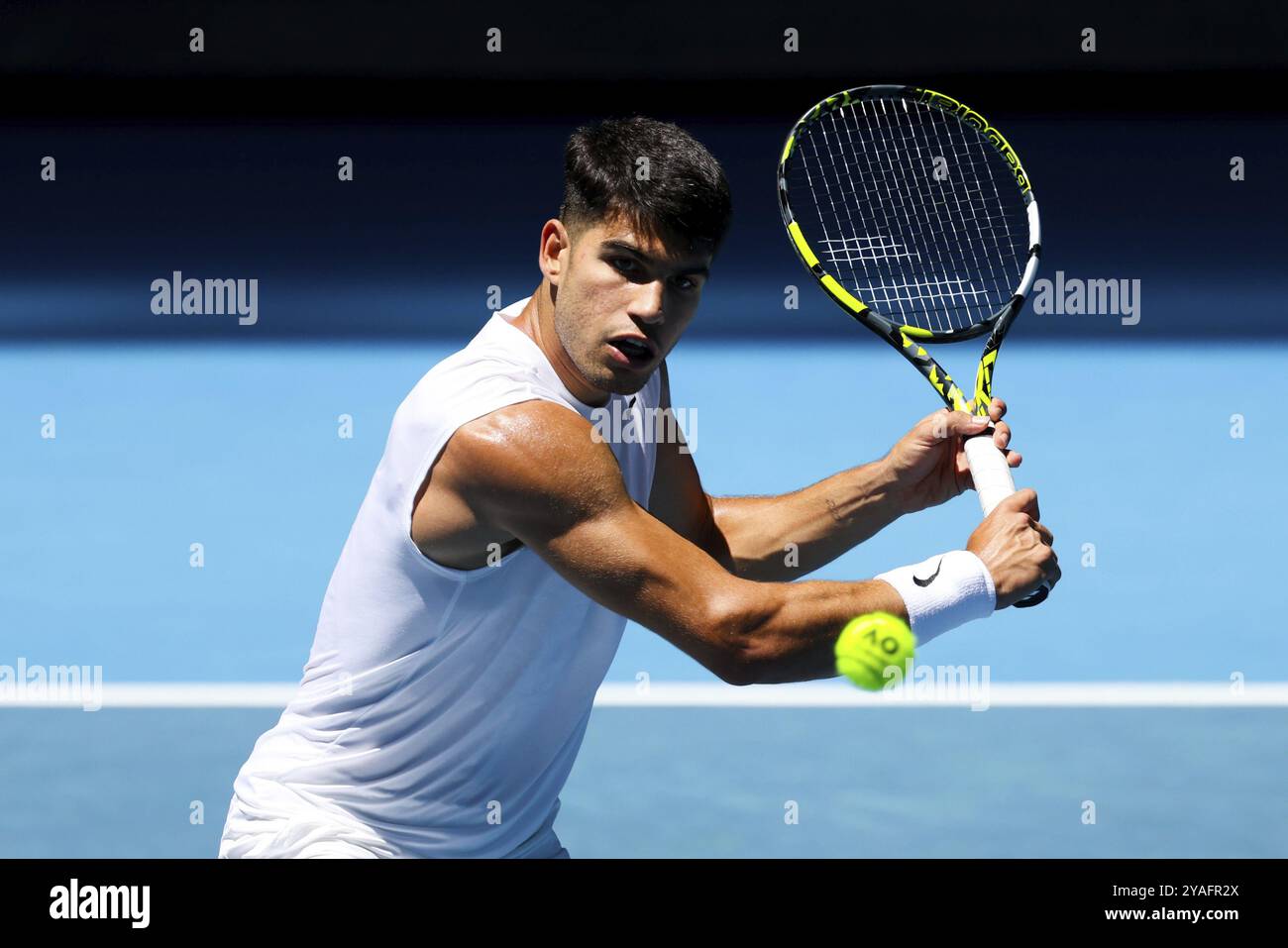 MELBOURNE, AUSTRALIEN, 11. JANUAR: Carlos Alcaraz aus Spanien absolviert ein Training mit Stan Wawrinka aus der Schweiz vor dem 2024 Australier Stockfoto