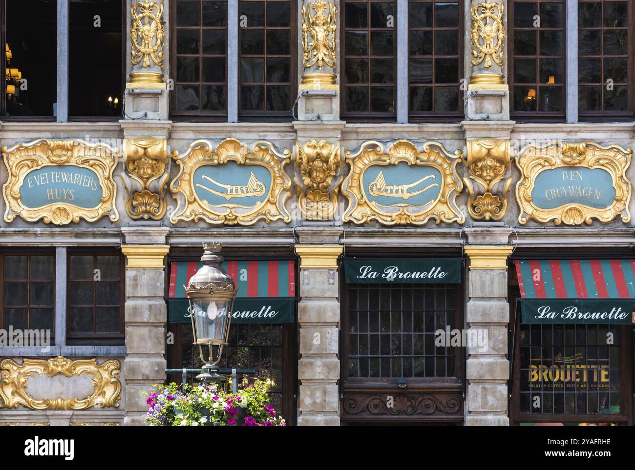 Brüssel Altstadt, Belgien, 07 05 2019- Fassade des Restaurants und Cafés la Brouette, 'Wheelbarrow' am Brussels Grande Place mit vergoldetem Orn Stockfoto