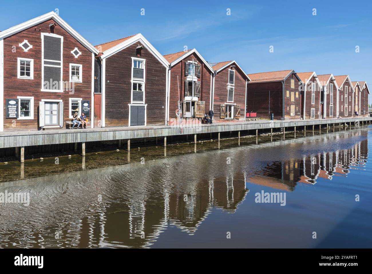Hudiksvall, Halsingland, Gavleborg County -Schweden, 08 01 2019 reflektierende Fischlager im Stadtzentrum Stockfoto