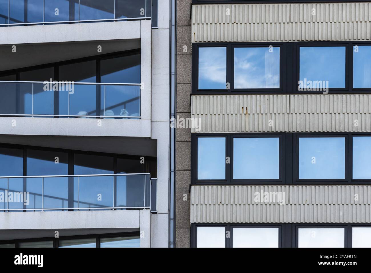 Ostend, Westflandern, Belgien 10 26 2019 Abstrakte Ansicht der Muster von Fenstern und Balkonen eines typischen Wohnblocks mit zweiter Residenz Stockfoto Ostend, Westflandern, Belgien 10 26 2019 Abstrakte Ansicht der Muster von Fenstern und Balkonen eines typischen Wohnblocks mit zweiter Residenz Stockfoto