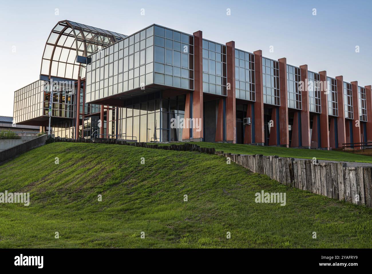 Gent, Region Ostflandern, Belgien, 07 18 2021, Fassade des zeitgenössischen expo- und Mehrzweckgebäudes, Europa Stockfoto