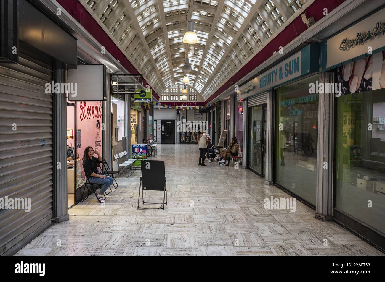Brüssel Altstadt, Belgien, 10 28 2022, Art déco Innenarchitektur mit Nagelläden der zentralen Galerie, Europa Stockfoto