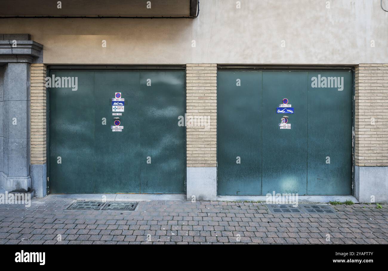 Jette, Region Brüssel-Hauptstadt, Belgien, 11 2 2019 Fassade mit grünem Garagenhafen in den Straßen, Europa Stockfoto