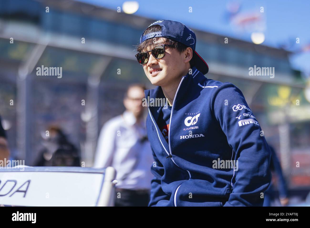 MELBOURNE, AUSTRALIEN, 2. APRIL: Yuki Tsunoda aus Japan fährt für die Scuderia AlphaTauri bei der Fahrerparade vor dem Start des Hauptrenns am 20. APRIL Stockfoto