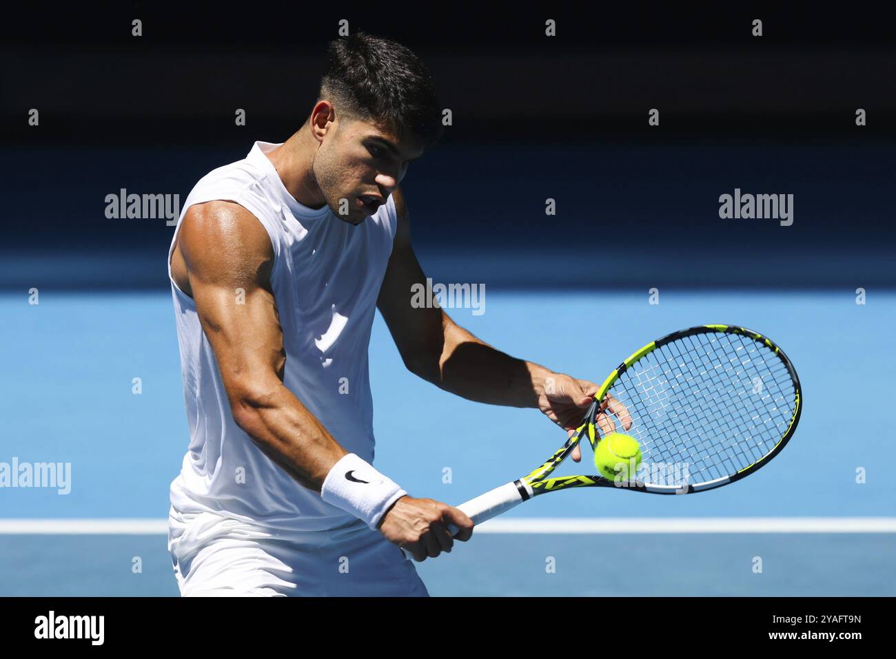 MELBOURNE, AUSTRALIEN, 11. JANUAR: Carlos Alcaraz aus Spanien absolviert ein Training mit Stan Wawrinka aus der Schweiz vor dem 2024 Australier Stockfoto