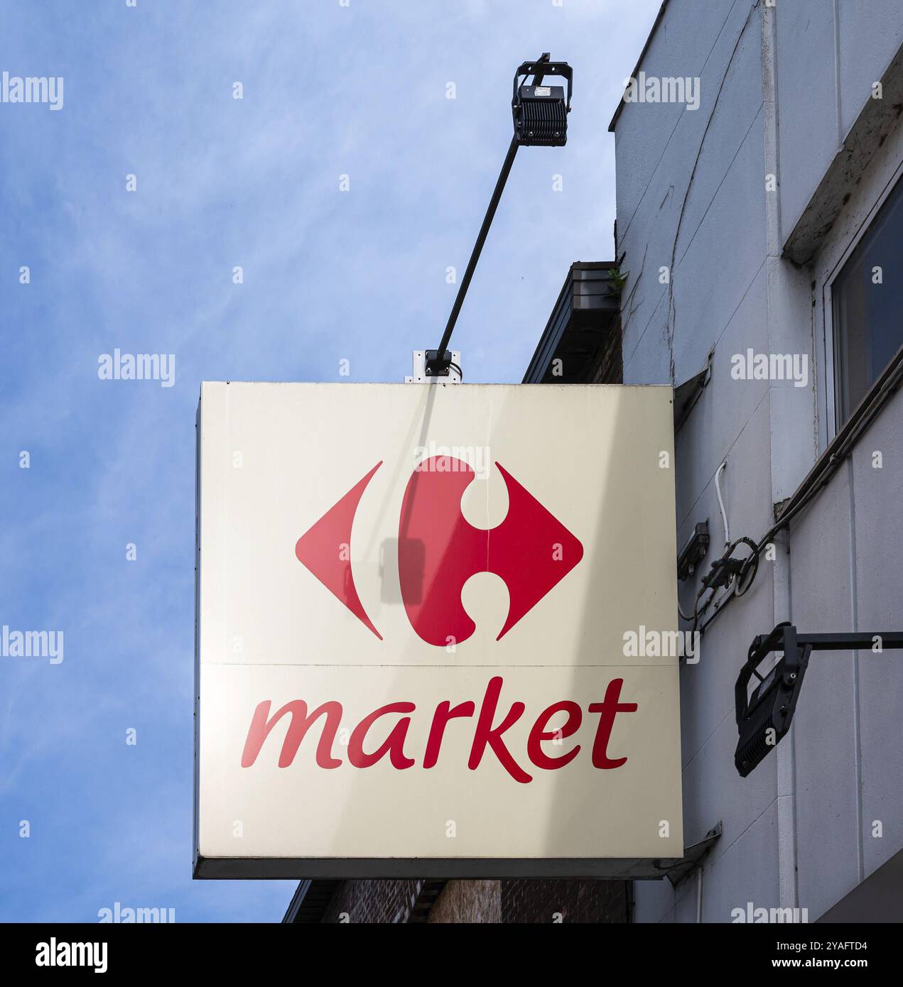 Vilvoorde, Flämisch Brabant, Belgien, 14. Mai 2024, Schild und Logo des Carrefour Market, einer Kette von Supermärkten, Europa Stockfoto