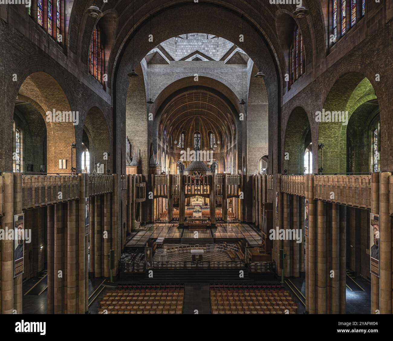 Koekelberg, Region Brüssel-Hauptstadt, Belgien, 10 30 2019 Art déco-Inneneinrichtung mit Buntglas der katholischen Basilika des Heiligen Herzens, EUR Stockfoto