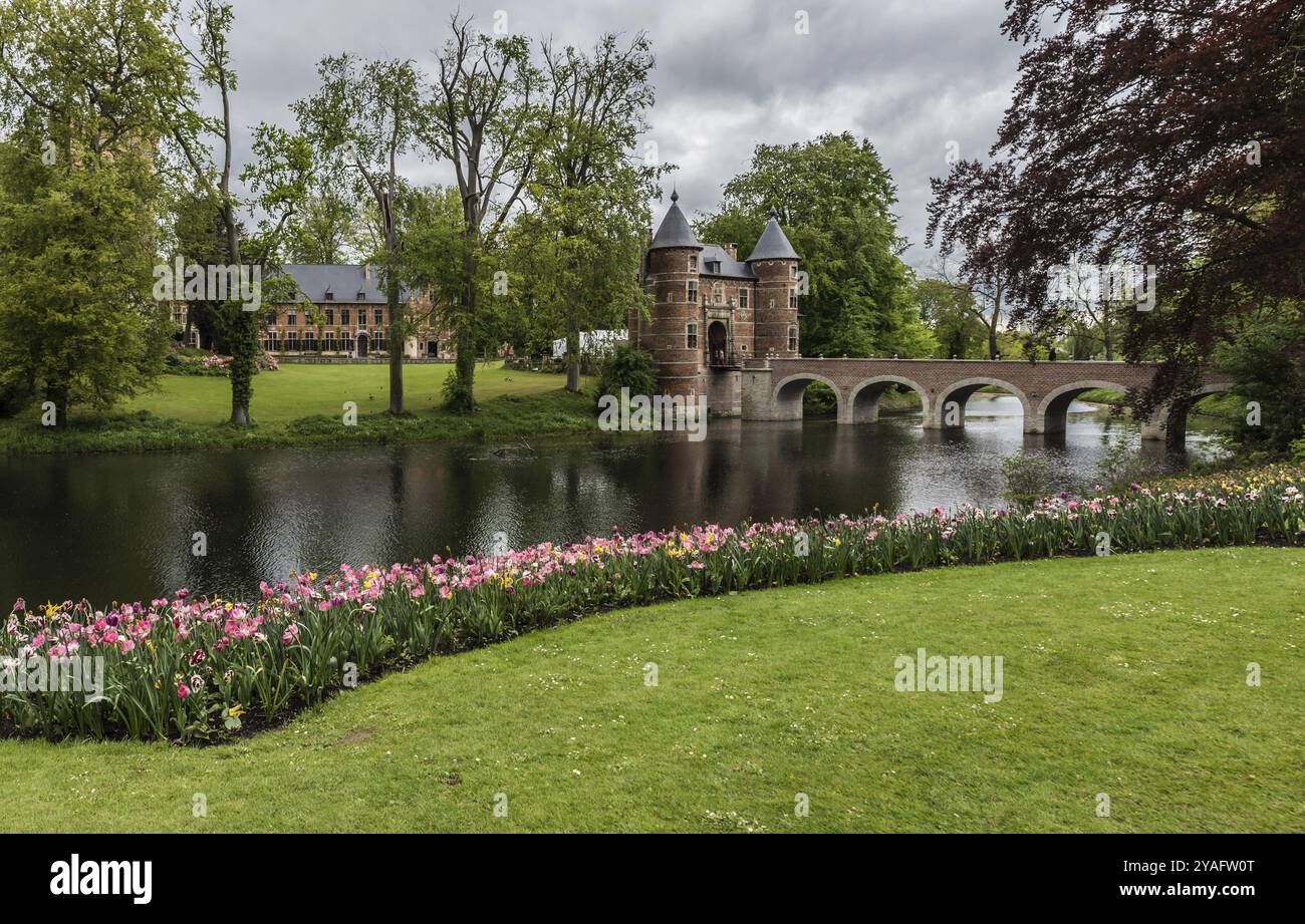 Groot-Bijgaarden, Belgien, 04 30 2018: Panoramablick über die blühenden Blumen, den Teich und das Schloss während der jährlichen Ausstellung in Europa Stockfoto