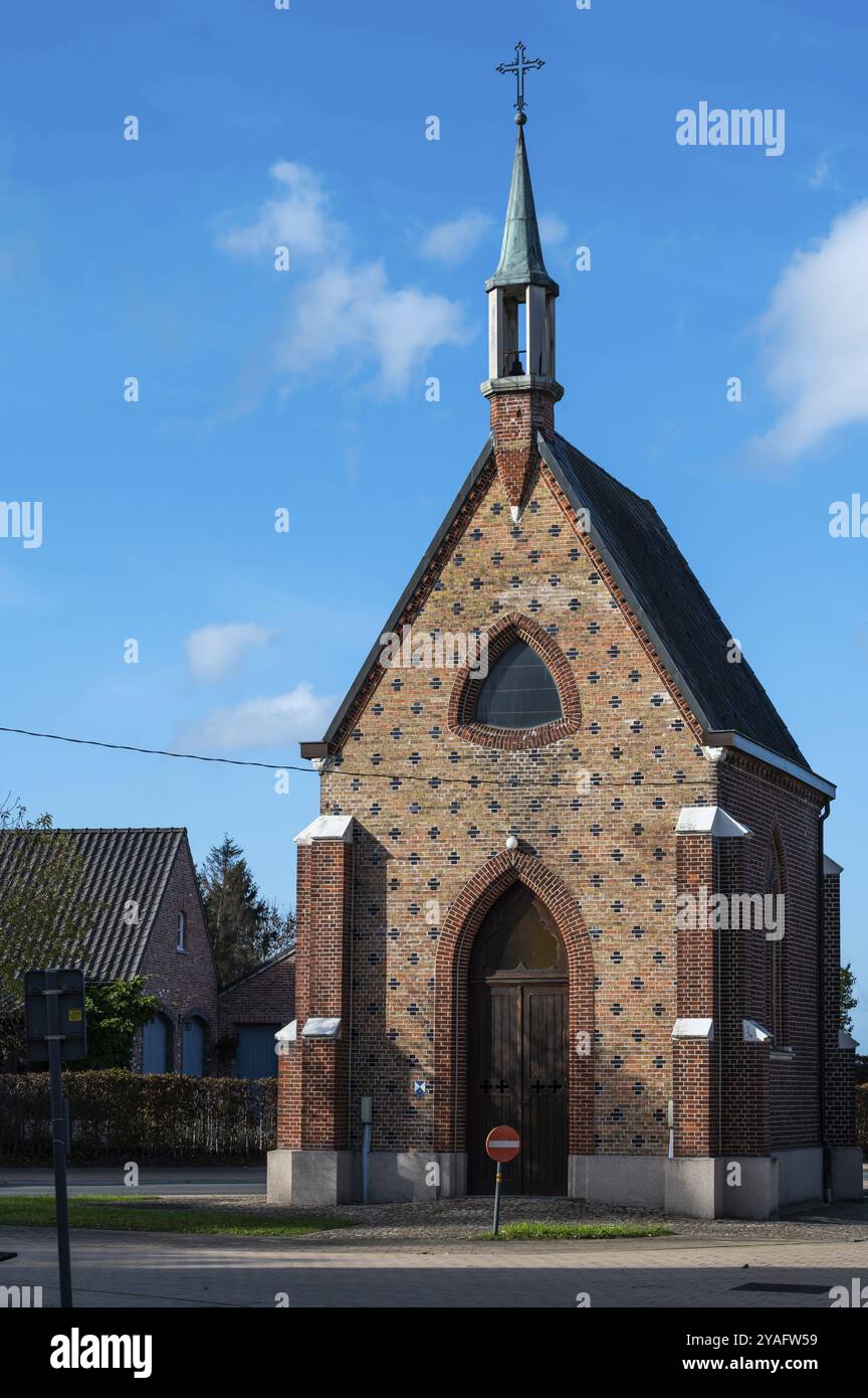 Aalst, Flämisch Brabant, Belgien, 11 02 2022, katholische Kirche im Dorfzentrum auf dem flämischen Land, Europa Stockfoto