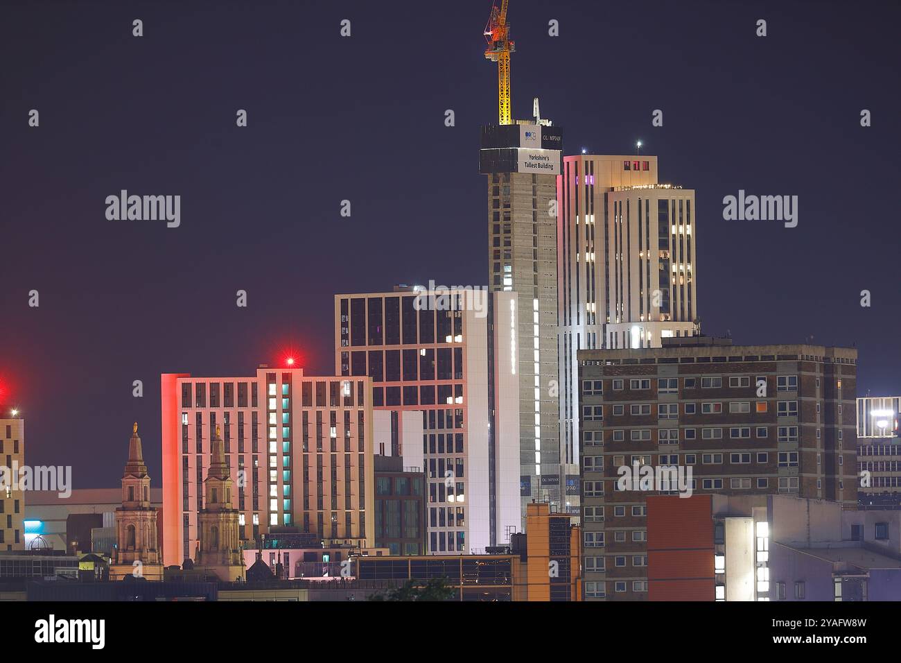 Zwei der höchsten Gebäude in Leeds und Yorkshire 'Altus House' und das neue höchste Gebäude, das gerade gebaut wird 'Cirrus Point' im Stadtzentrum von Leeds Stockfoto