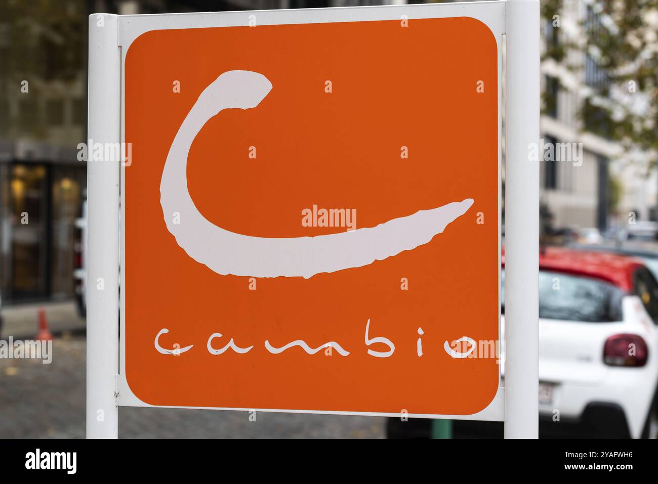 Ixelles, Region Brüssel-Hauptstadt, Belgien, 11 19 2021: Orangefarbenes Schild der Cambio Carsharing-Gesellschaft am Bahnhof Troon, Europa Stockfoto