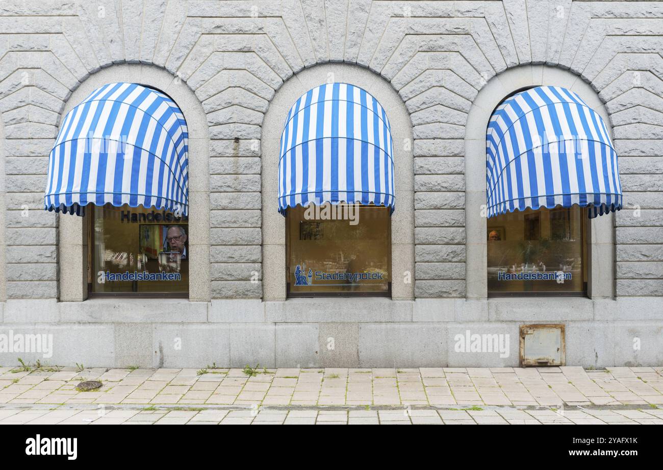 Sundsvall, Vastnorrland County, 08 02 2019: Symmetrische blaue Fassade der Hypothekarkreditbank Stockfoto