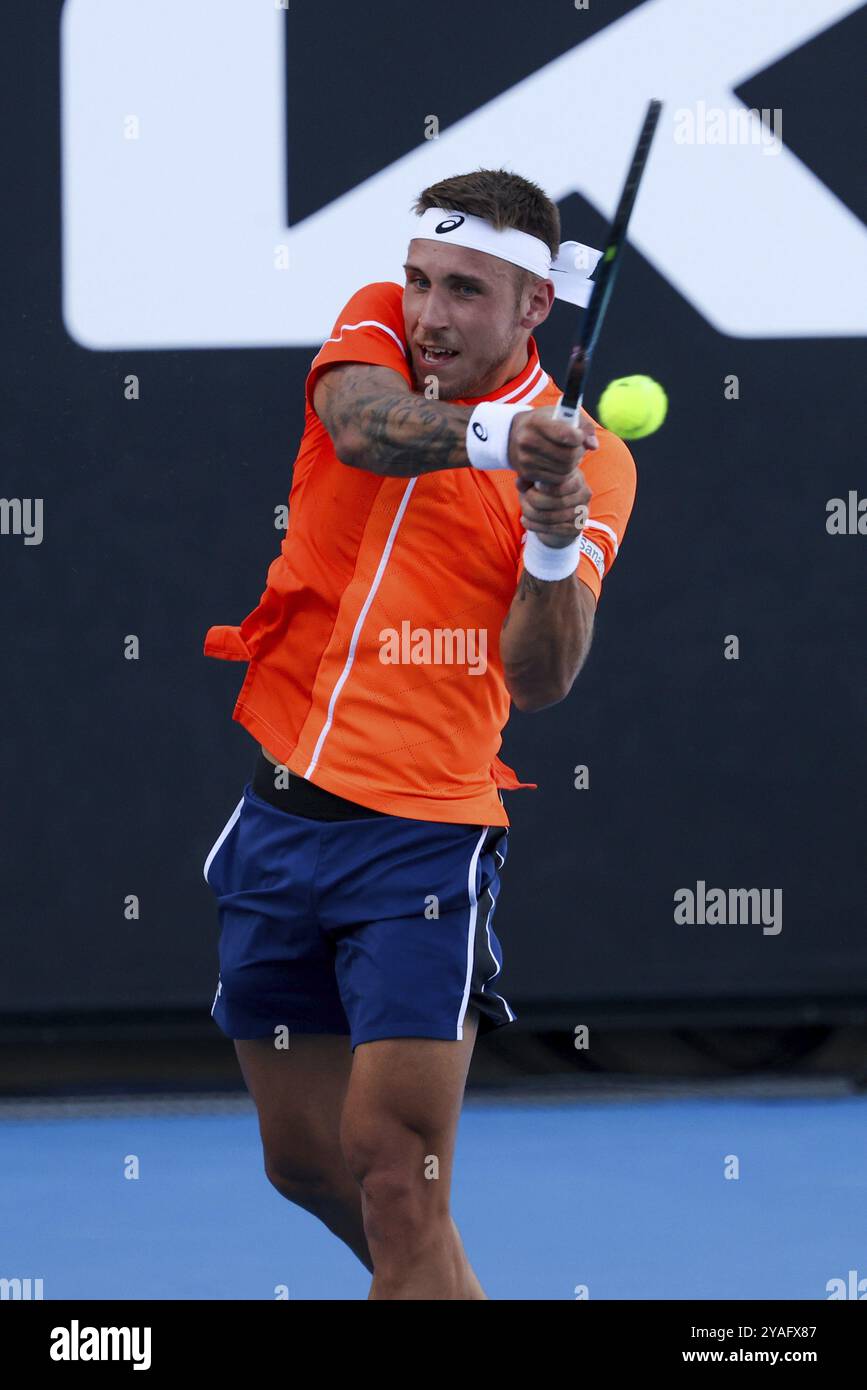 MELBOURNE, AUSTRALIEN, 11. JANUAR: Alex Molcan aus der Slowakei auf dem Weg, John Millman aus Australien im Qualifying vor dem Australian O 2024 zu besiegen Stockfoto