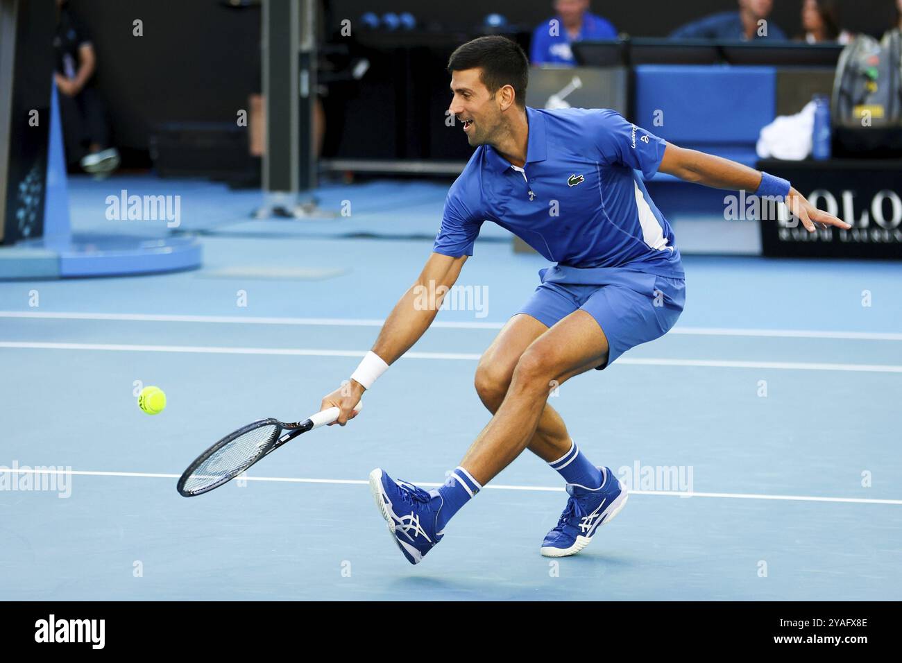 MELBOURNE, AUSTRALIEN, 11. JANUAR: Novak Djokovic aus Serbien spielt bei einem Benefizspiel vor den Australian Open 2024 gegen Stefanos Tsitsipas aus Griechenland Stockfoto