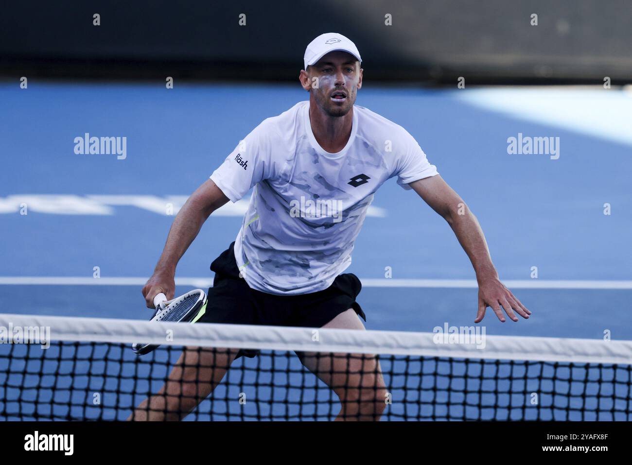 MELBOURNE, AUSTRALIEN, 11. JANUAR: John Millman aus Australien, während er Alex Molcan aus der Slowakei in der Qualifikation vor den Australian Open AT 2024 spielt Stockfoto