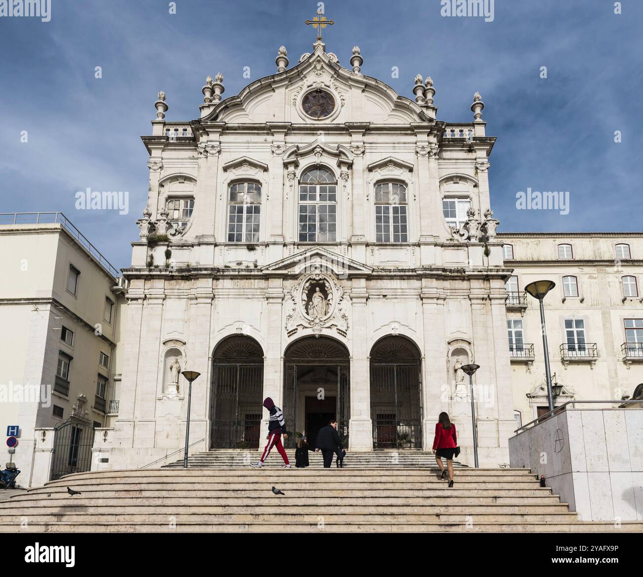 Lissabon, Portugal, 12. 28. 2018: Junge schöne Frau in Rot, die die Treppe hinauf geht, Merces Kirche, Europa Stockfoto