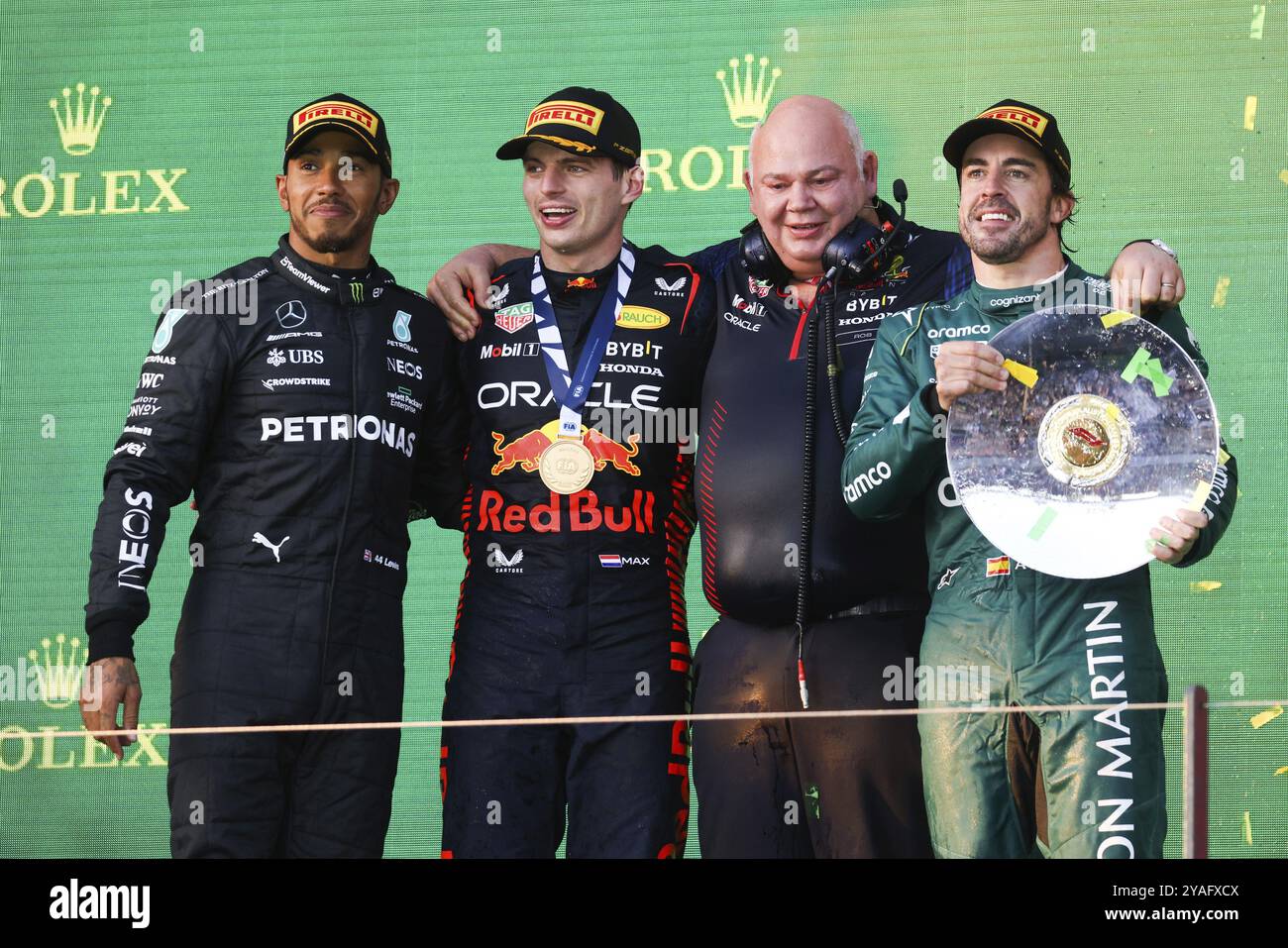 MELBOURNE, AUSTRALIEN, 2. APRIL: Lewis Hamilton, Max Verstappen und Fernando Alonso stehen am Renntag während des Australian Grand Pri 2023 auf dem Podium Stockfoto