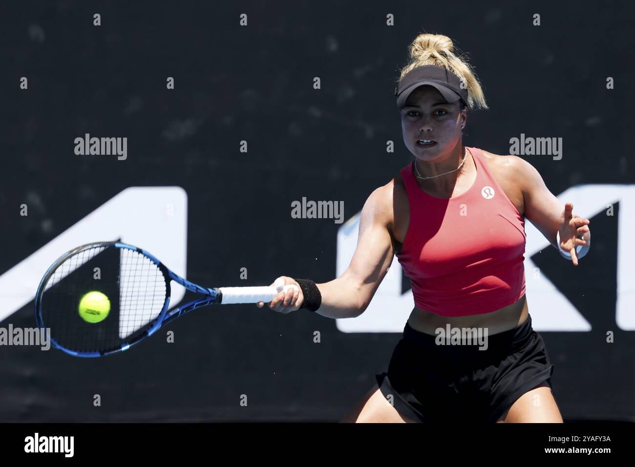 MELBOURNE, AUSTRALIEN, 12. JANUAR: Renata Zarazua aus Mexiko in ihrem Qualifikationsspiel gegen Destanee Aiava aus Australien vor dem Australian OP 2024 Stockfoto