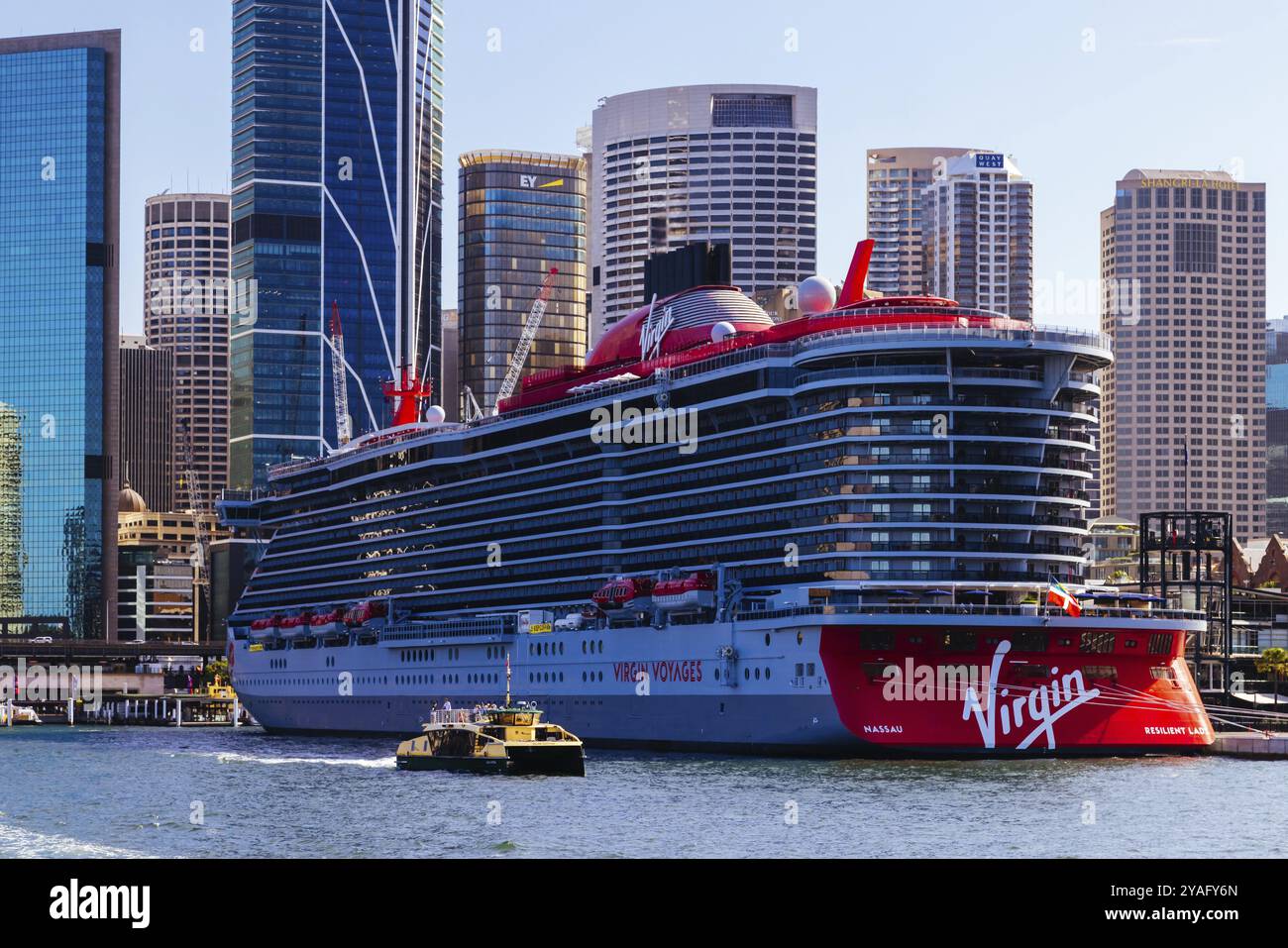 SYDNEY, AUSTRALIEN, 05. DEZEMBER: Virgin Voyages' Resilient Lady liegt am 5. Dezember 2023 im Overseas Passenger Terminal am Circular Quay Stockfoto