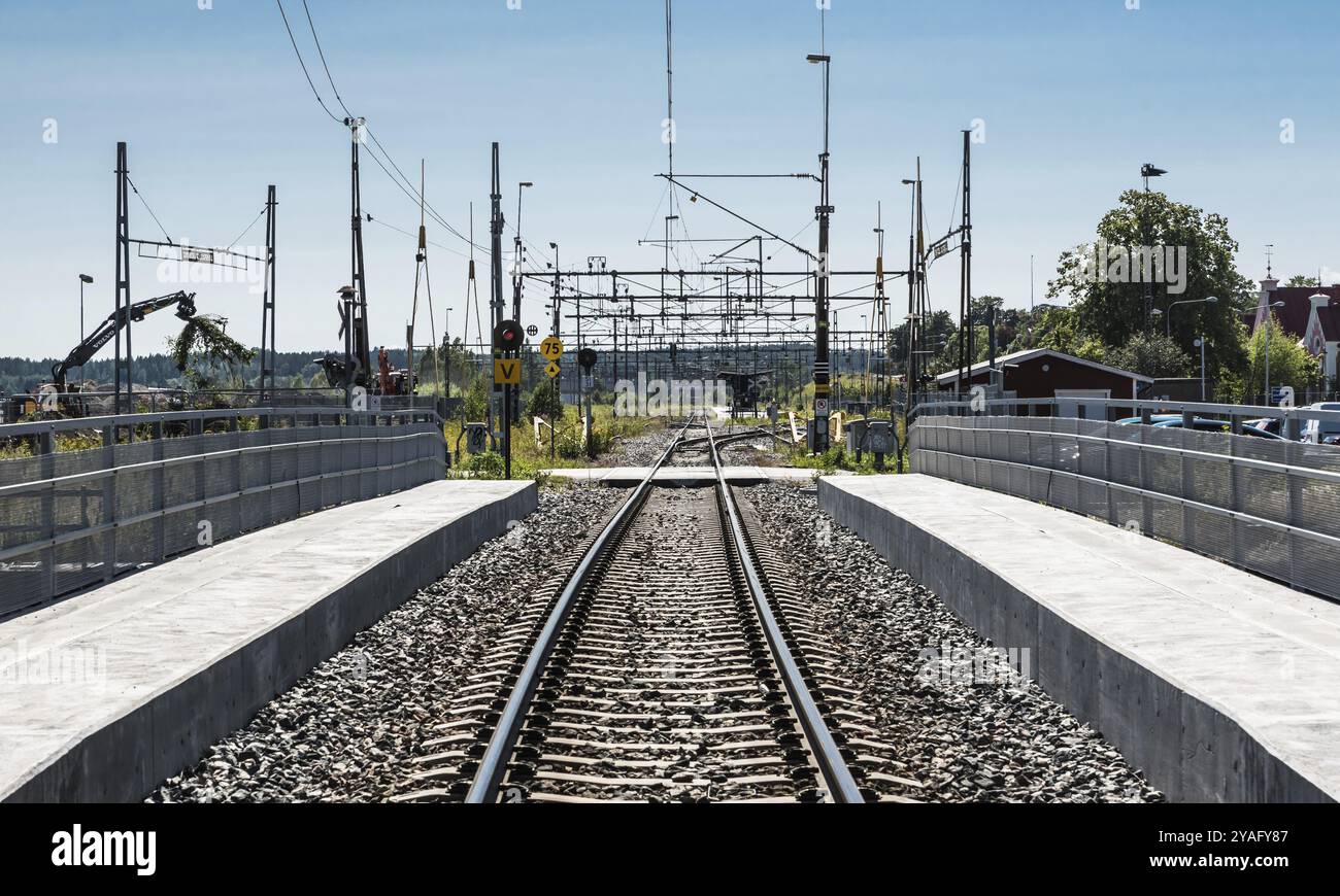 Hudiksvall, Halsingland, Gavleborg County, Schweden, 08 01 2019 eine einzige Eisenbahnstrecke für den industriellen Einsatz im Hafen, Europa Stockfoto