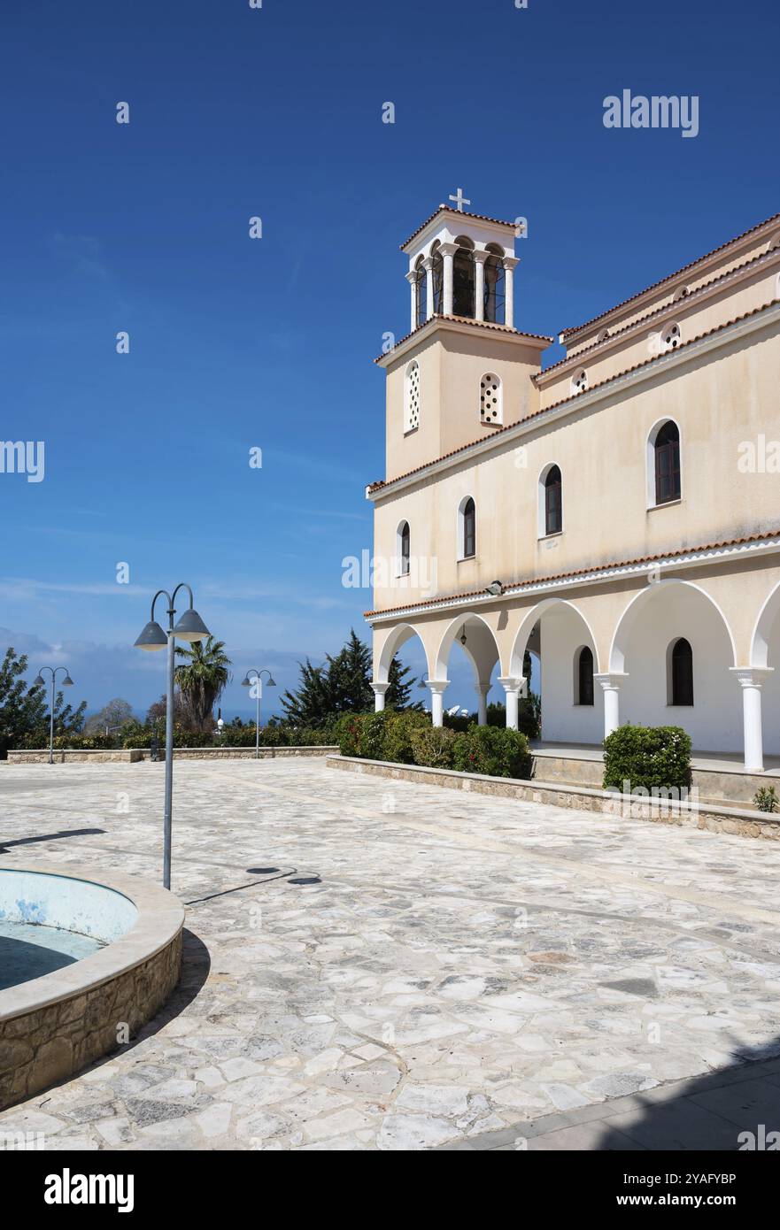 Emba, Paphos District, Zypern, 27. März 2023, die griechisch-orthodoxe Kirche St. Andrew, ein zeitgenössischer Bau vor blauem Himmel, Europa Stockfoto