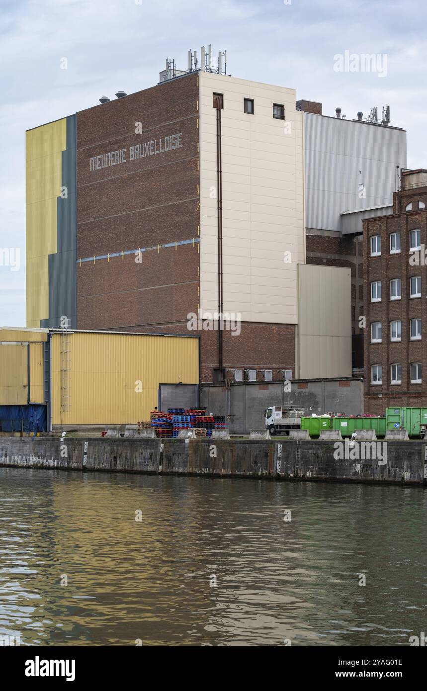 Neder-over-Heembeek, Brüssel, Belgien, 10 30 2022, Holzverarbeitungsunternehmen am Ufer des Kanals, Europa Stockfoto