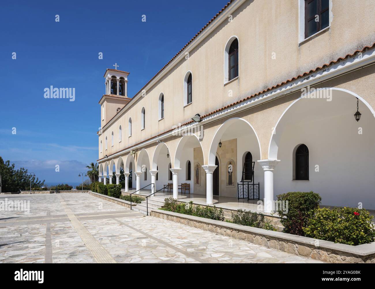 Emba, Paphos District, Zypern, 27. März 2023, die griechisch-orthodoxe Kirche St. Andrew, ein zeitgenössischer Bau vor blauem Himmel, Europa Stockfoto