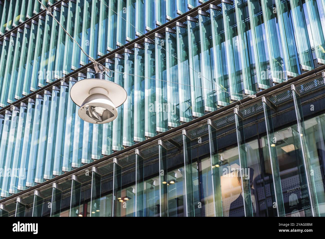 Stockholm, Schweden, 07 24 2019-) abstrakte Ansicht von blauen Glas- und Stahlkonstruktionen zeitgenössischer Gebäude, Europa Stockfoto