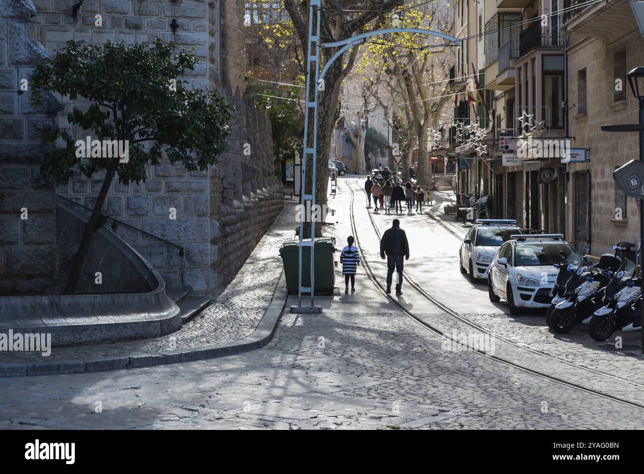 Soller, Spanien, 12 25 2017: Hauptstraße mit wenigen Parkplätzen und Autos, Europa Stockfoto
