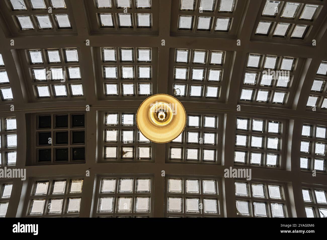 Brüssel Altstadt, Belgien, 10 28 2022, gemusterte Struktur der Decke der zentralen Galerie mit einer Art-Deco-Lampe, Europa Stockfoto
