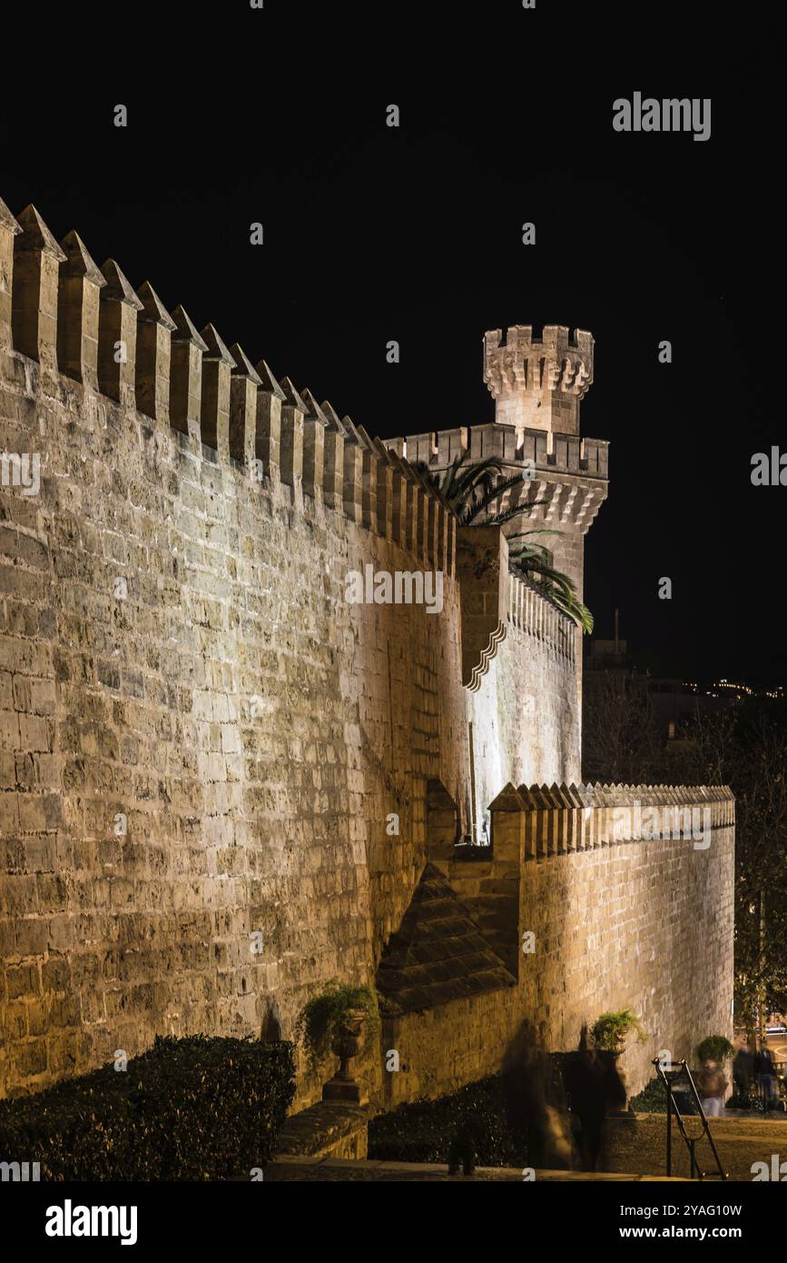 Palma de Mallorca, Mallorca, Spanien, 12 28 2017: Historische Festungsmauer und Turm in der Altstadt bei Nacht, Europa Stockfoto