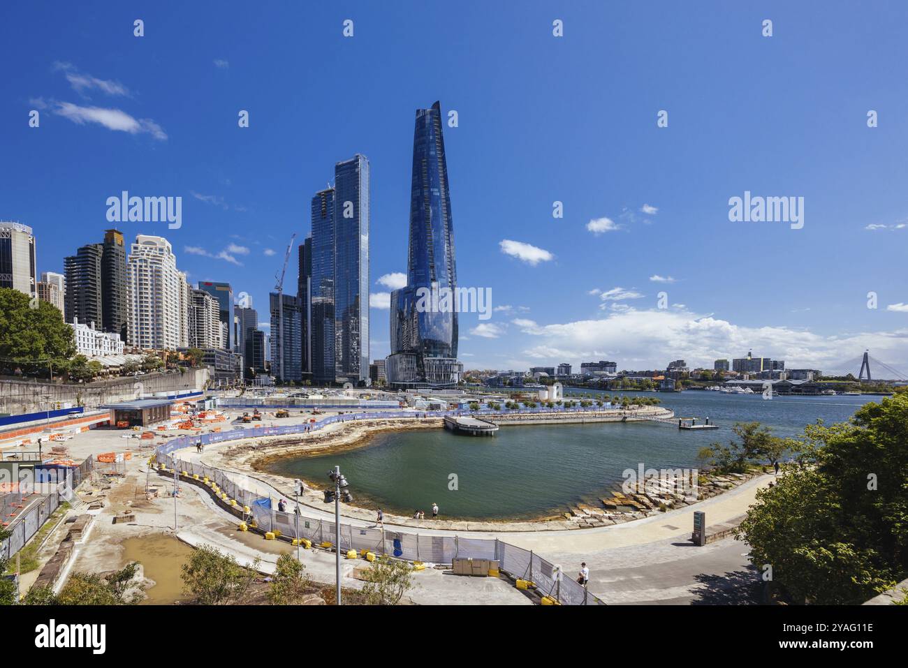 SYDNEY, AUSTRALIEN, 3. DEZEMBER 2023: Barangaroo Reserve Area und Nawi Cove in der Nähe der Rocks in Sydney, New South Wales, Australien, Ozeanien Stockfoto