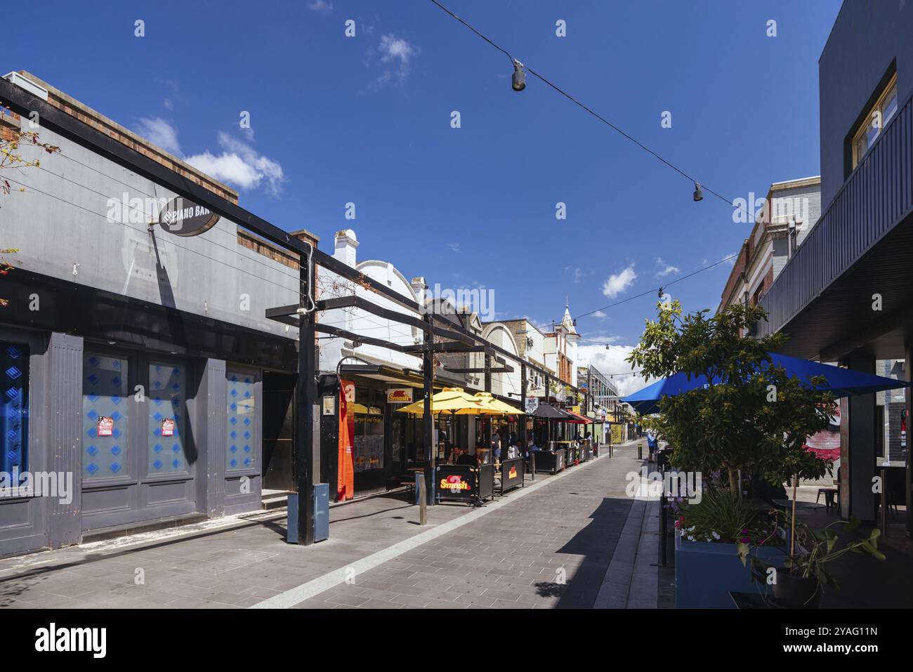 GEELONG, AUSTRALIEN, 26. Januar 2024: Geelong's trendige und beliebte Little Malop St an einem warmen Sommermorgen in Geelong, Victoria, Australien, Oceani Stockfoto