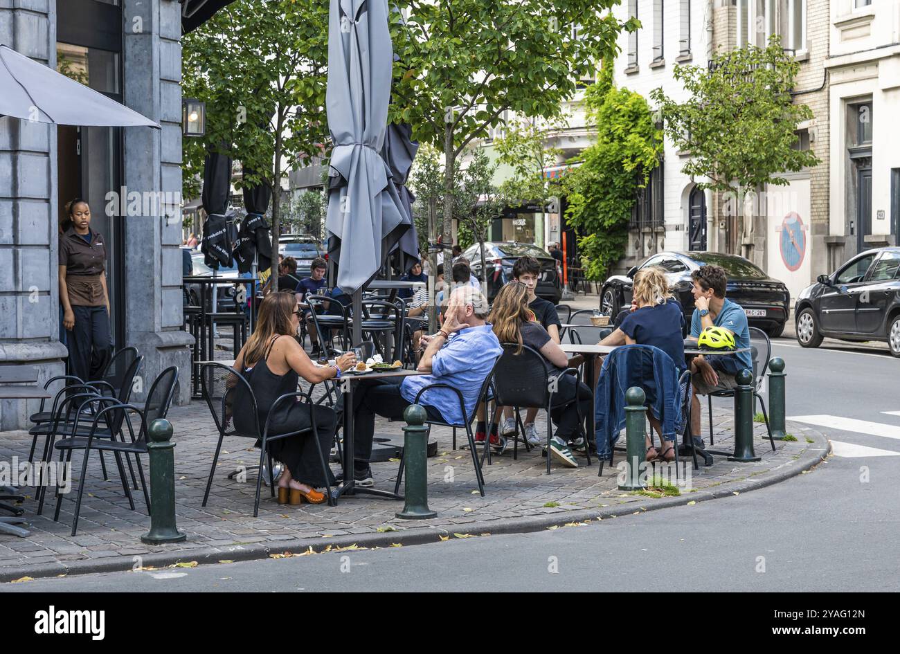 Ixelles, Region Brüssel-Hauptstadt, Belgien, 07 03 2022, lebhafte Terrassen des Restaurants und der Bar Chatelaine du Libanon, Europa Stockfoto