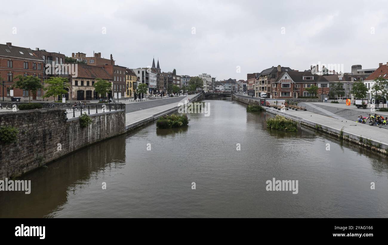 Kortrijk, Region Westflandern, Belgien, 07 10 2021 Ufer der Ley, Europa Stockfoto