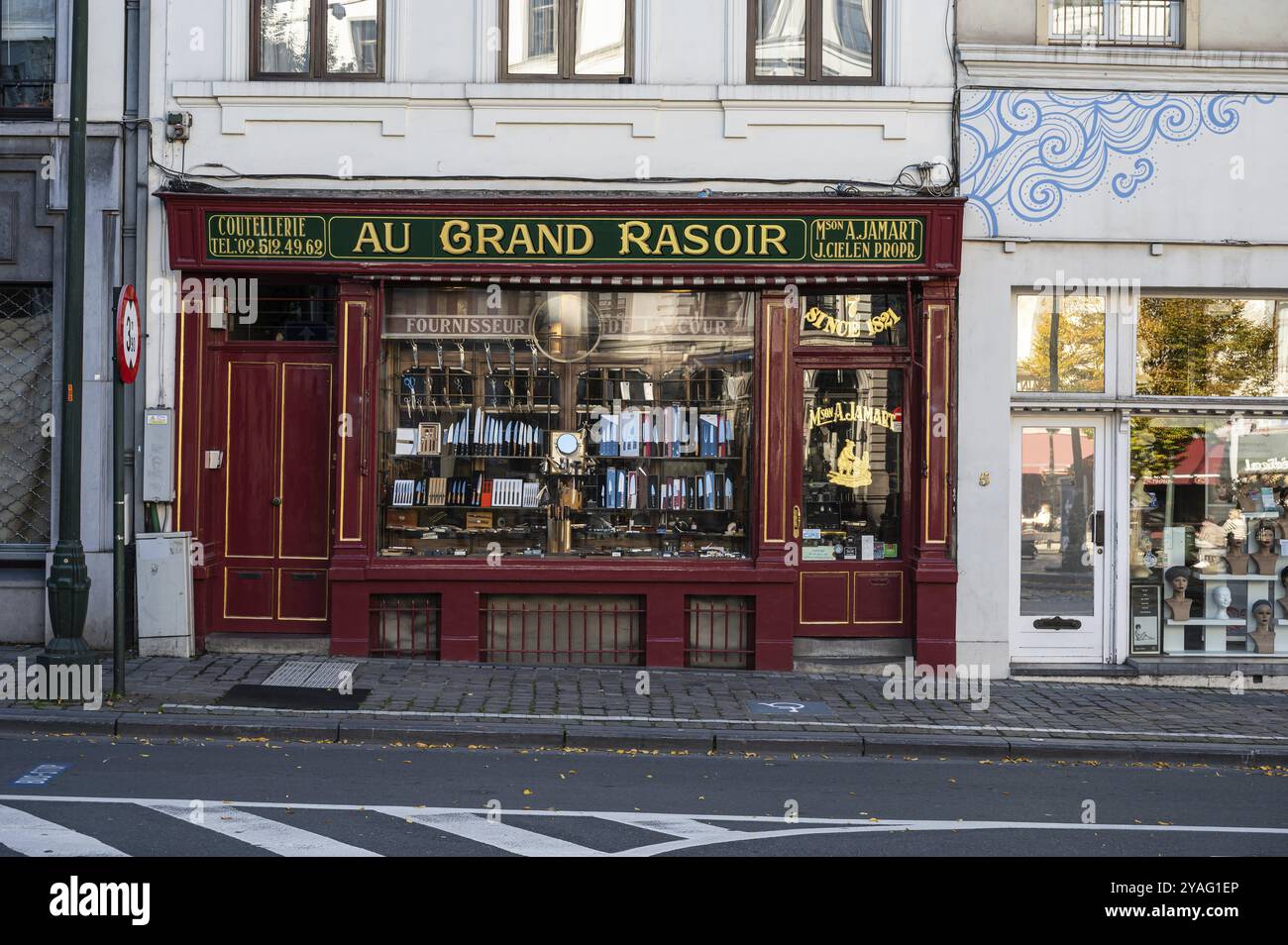 Brüssel Altstadt, Region Brüssel Hauptstadt, Belgien, 10 21 2022, Fassade eines traditionellen Messer- und Raspelladens mit französischer Inschrift, Europa Stockfoto