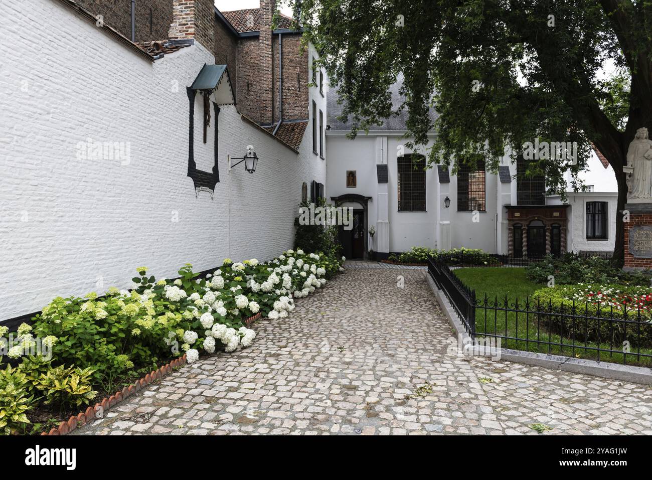 Kortrijk, Region Westflandern, Belgien, 07 10 2021 weiß lackierte Ziegelsteinfassaden der Beguinage, Europa Stockfoto