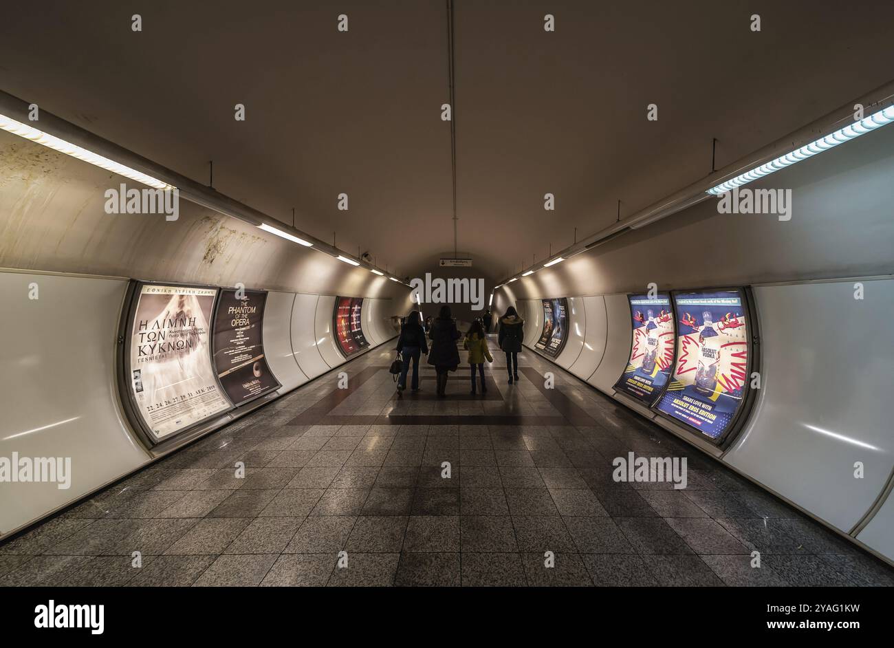 Altstadt von Athen, Attika, Griechenland, 12 28 2019 Personen, die durch die Haupthalle der U-Bahn Syntagma laufen, Europa Stockfoto