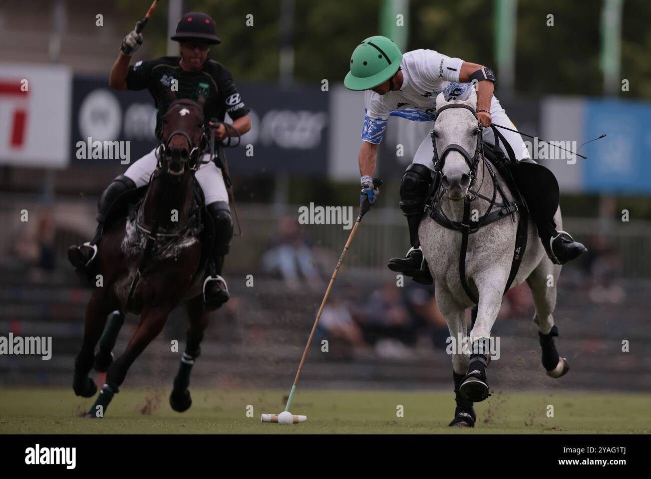 Tortugitas, Buenos Aires - 13. Oktober 2024: In der zweiten Runde der 84. Tortugas Country Club Open, präsentiert von Jumbo, triumphierte La Dolfina Saudi mit einem Sieg von 17-13 auf Feld 5 über La Hache Cría & Polo. Gonzalo Ferrari trat für den verletzten Adolfito Cambiaso ein, und La Dolfina fand ihren Rhythmus vom zweiten Chukker, gewann ihn 4-0 und übernahm die Kontrolle über das Spiel. Poroto Cambiaso stieß mit 8 Toren (sechs im Elfmeterschießen) auf, während Pelón Stirling und Juan M. Nero zu einer starken Teamleistung beitrugen. Quelle: UNAR Photo/Alamy Live News Stockfoto